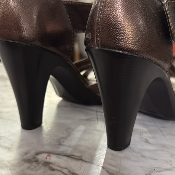 Sofft Leather T-strap Heeled Metallic Sandal Top Size 6, LIKE NEW!! - Picture 6 of 6